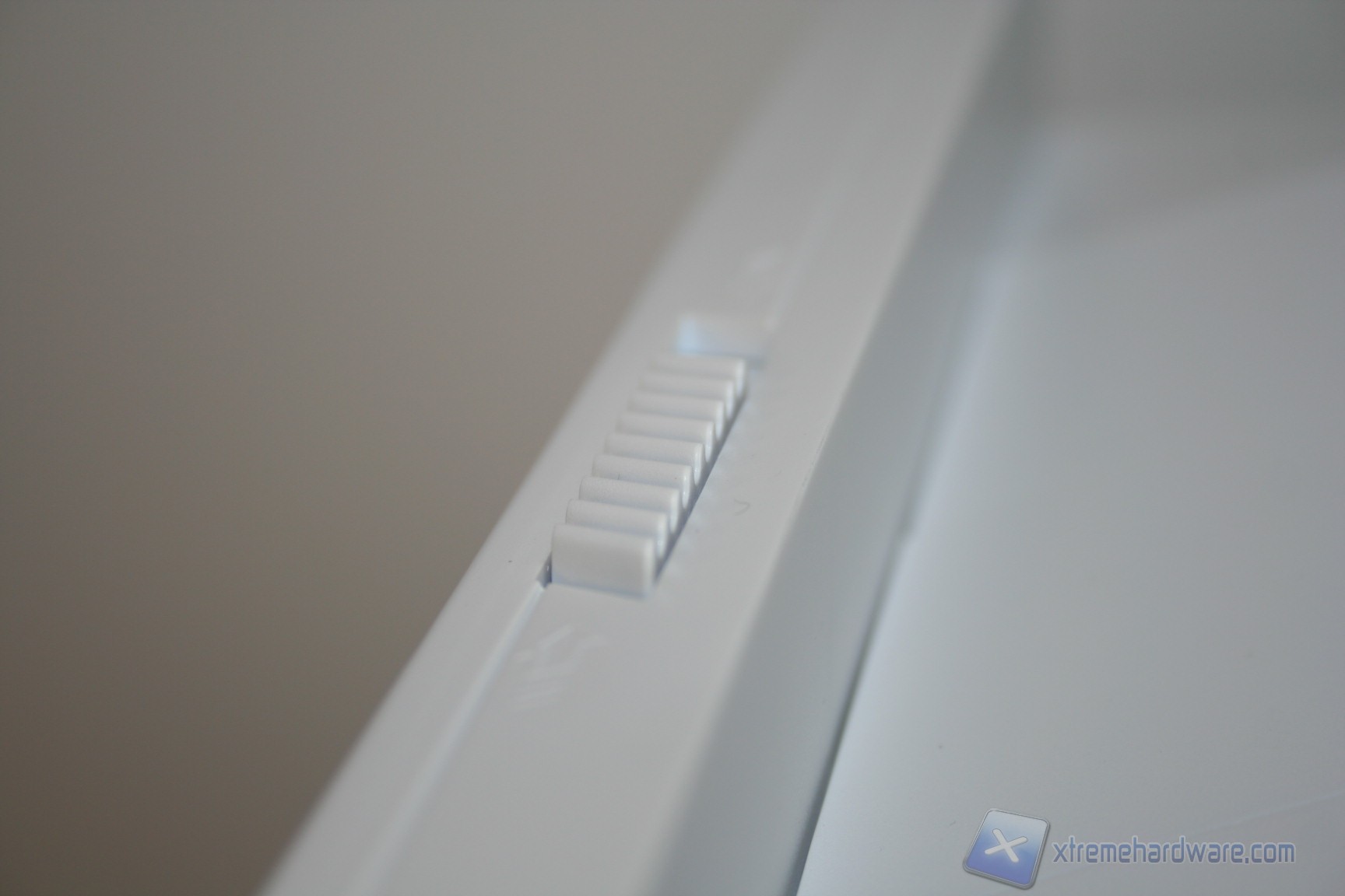 00074Aerocool XPREDATOR WHITE XTREMEHARDWARE.COM